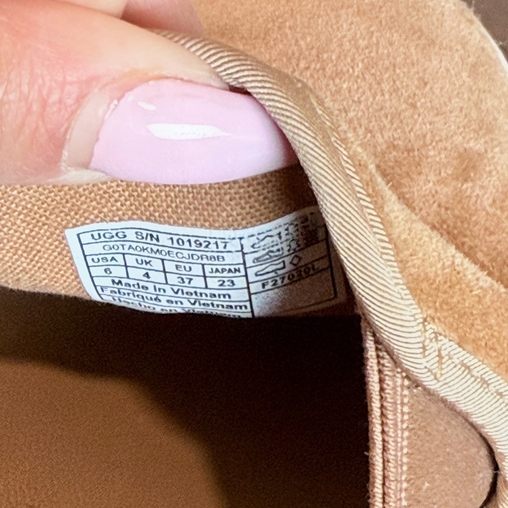 🔥UGG Women’s Slip-On Suede Sneakers in Tan with Metallic Heel Size 8 EUC🔥 - Picture 5 of 5